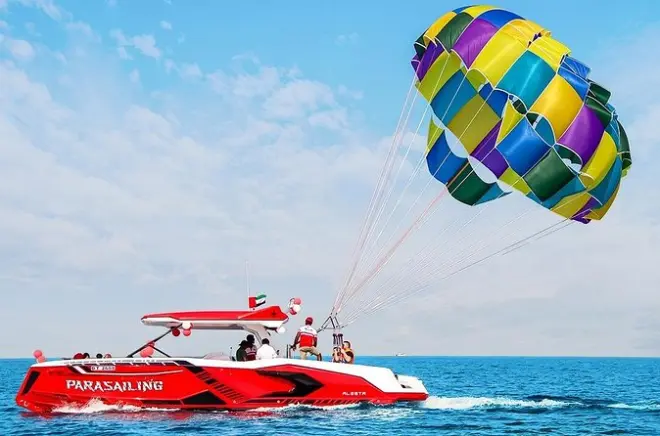 Parasailing à Ras Al Khaimah : Vol de 10 à 12 minutes au-dessus des eaux turquoise