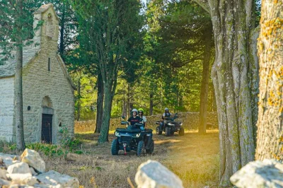 Explore as trilhas selvagens da ilha de Šolta de atv, visite praias e vilarejos tranquilos, aproveite um piquenique com comida local e relaxe com transporte fácil de ferry saindo de split.
