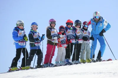 Join mini group ski lessons in livigno. 2 hours a day, max 6 people per group. professional instructors, personal attention, all skill levels welcome.