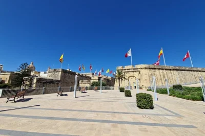 Découvrez les 3 cités de malte avec un guide local, flânez dans les ruelles de vittoriosa, écoutez ses histoires authentiques et admirez le grand harbour. rendez-vous au ferry inclus.