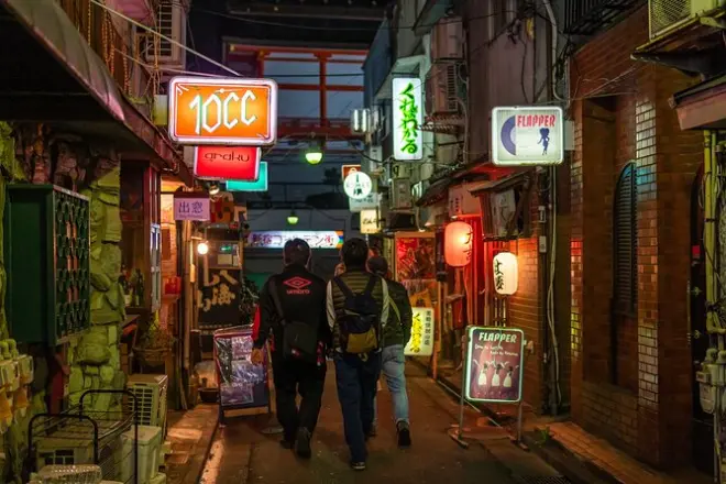 Shinjuku Golden Gai bar hopping: Local guide, several bars