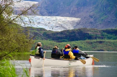 Découvrez le glacier mendenhall à juneau lors d’une balade en canoë guidée, suivie d’une randonnée au bord du lac, avec équipement, encas et prise en charge inclus.