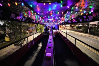 Erlebe downtown nashville bei einer 2-stündigen partybus-tour mit live-dj, barkeeper und drinks. feiere mit einheimischen und gästen zu musik, spaß und coolen stadtansichten.