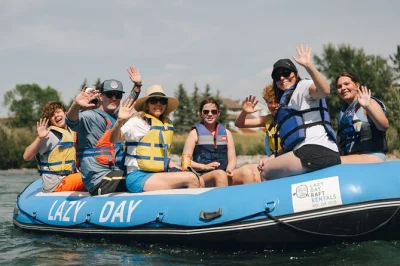 Scopri calgary da un raft privato sul fiume bow, scivolando tra i parchi cittadini fino a prince’s island park. include attrezzatura di sicurezza, parcheggio gratuito e orari flessibili.