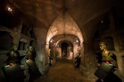 Descubre la historia de la segunda guerra mundial en praga con un tour en grupo pequeño y guía local, desde la ciudad vieja hasta la catedral de ss. cirilo y metodio, incluyendo la cripta memorial.
