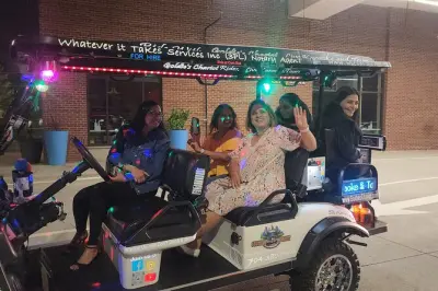 Bar crawl en Charlotte: Karaoke en un carrito de golf en movimiento