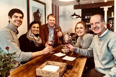 Découvrez une cave chaleureuse à madrid, près de la plaza mayor, pour une dégustation de vin espagnol décontractée : 3 verres, anecdotes locales et rires garantis avec votre guide. accessible en