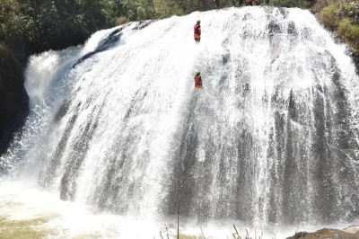 Découvrez le canyoning autour de dalat : descendez des cascades en rappel, glissez sur tyrolienne, nagez et partagez des moments fun avec nos guides locaux. transfert, déjeuner et équipement inclus