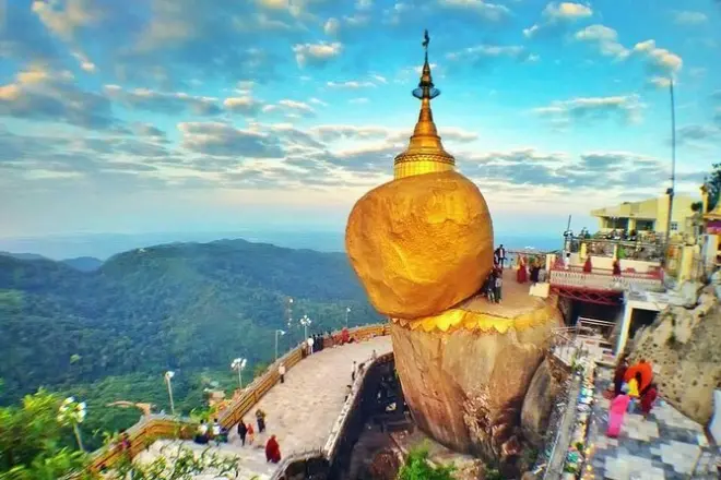 Golden Rock depuis Yangon avec chauffeur parlant anglais inclus
