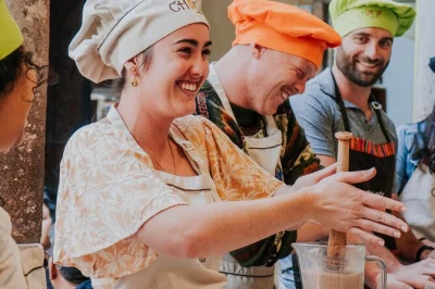 Erlebe in cusco im chocomuseo einen praktischen bean-to-bar schokoladen-workshop. schmecke, gestalte und hab spaß mit einheimischen – inklusive material und schokoladengetränken.