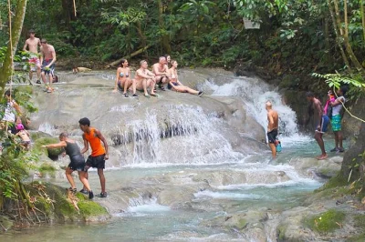 Mayfield falls, pozas naturales y cascadas escondidas. recorre el río con guías locales, almuerza comida típica y disfruta recogida en tu hotel incluida.