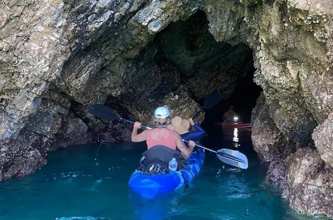 Snorkeling a Porto Palermo: Kayak e SUP tra grotte