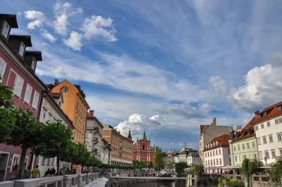 Erlebe ljubljana hautnah bei einer privaten tour durch die altstadt, lebhafte märkte, berühmte brücken und spannende lokale geschichten – geführt von einer echten kennerin der stadt.