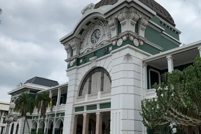 Découvrez maputo à pied : partez de la cathédrale blanche, flânez dans les rues art déco, goûtez aux fruits frais du marché central et vivez la ville avec un guide local.