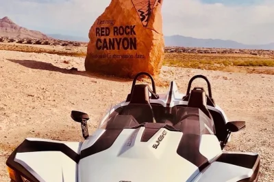 Disfruta del aire del desierto en un tour en slingshot por red rock canyon desde las vegas, con una parada en blue diamond. fácil de conducir, con seguro y agua incluida.