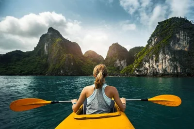 Descubre la bahía de halong, navega en kayak por calas escondidas, sube a la isla titop para vistas increíbles y explora la cueva de la sorpresa. incluye recogida en hotel desde hanoi.