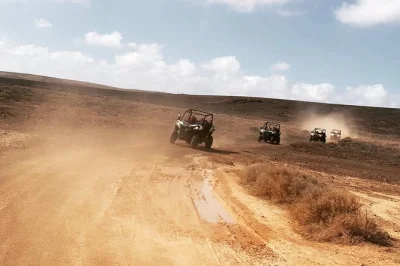 Sinta o vento e a poeira vulcânica em um passeio de buggy de 3 horas por lanzarote, saindo de costa teguise, passando por vilarejos como guatiza e mala. guia, óculos e água inclusos.