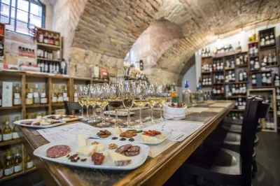 Budapest, ungarische weine, käse & charcuterie, geführte verkostung mit sommelier, gemütliche weinbar, tokaj, lokale weingeschichten