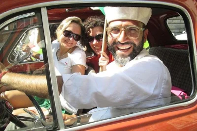 Explore roma a bordo de um fiat 500 vintage, com motorista local, paradas para fotos no coliseu e jardim das laranjeiras, além de traslado do hotel incluso.