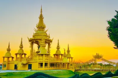 Chiang Rai: Weißer und Blauer Tempel plus Goldenes Dreieck entdecken