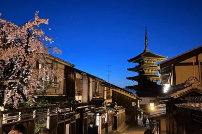 Descubre gion en kyoto al caer la noche: calles iluminadas con faroles, santuario yasaka y el barrio de geishas. tour a pie con guía local y consejos digitales para comer y fotografiar.