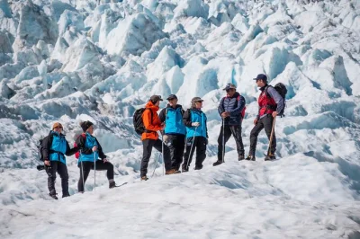 Fox glacier erleben: helikopterflug, wanderung über blaues eis, faszinierende eishöhlen und erfahrene guides – inklusive ausrüstung und flexiblen wetterentscheidungen.