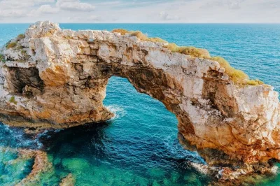 Erlebe die frische meeresbrise an mallorcas südostküste, entdecke es pontàs und calo des moro vom wasser aus und schwimme in der cala màrmols. inklusive skipper & schnorchelausrüstung.