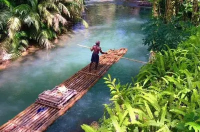 Descida de jangada de bambu no rio Lethe com massagem de calcário