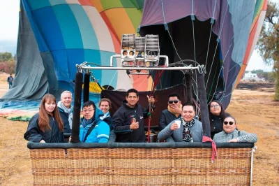 Vuela sobre teotihuacan al amanecer, brinda con vino espumoso en el aire y disfruta un desayuno típico tras aterrizar. incluye transporte y guías certificados.