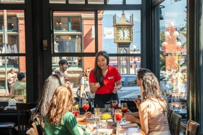 Disfruta una noche en gastown con clase de mixología, pierogis de jabalí y relatos locales. cena, bebidas y guía incluidos. reserva tu lugar online.