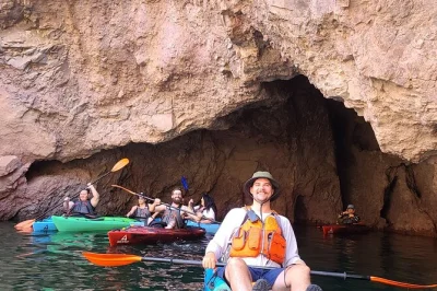 Disfruta un tranquilo tour en kayak desde las vegas hasta emerald cave, con recogida temprano en la strip, avistamiento de fauna y baño en willow beach. incluye equipo y snacks.