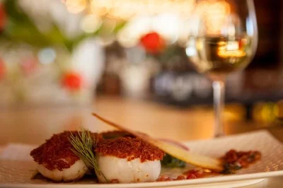 Inizia la giornata a healdsburg con un tour a piedi in piccolo gruppo tra cibo e vino, con degustazioni locali, assaggi artigianali e storie dal cuore culinario della sonoma county. degustazioni inclu