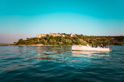Paseo en barco al atardecer en Sirmione con Prosecco, 75 minutos