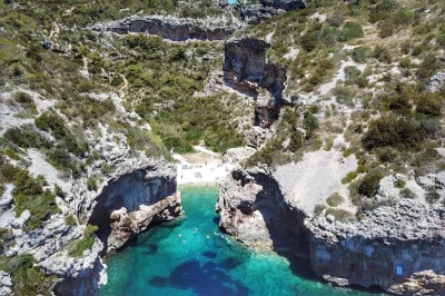 Desde split o brač, sube a un barco pequeño y siente la brisa del adriático mientras exploras la cueva azul, nadas en calas escondidas y recorres el casco antiguo de hvar. incluye equipo de snorkel