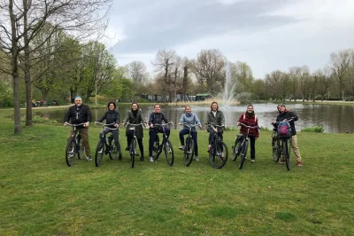 Recorre el centro de Ámsterdam en bici con guía en español, visita la casa de ana frank, museumplein y vondelpark. bicis de calidad y poncho para lluvia incluidos.