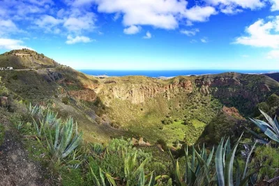 Descubra as montanhas de gran canaria em um passeio de dia inteiro pelo roque nublo, caldeira de bandama e a charmosa vila de teror, com transporte em las palmas e guia local.
