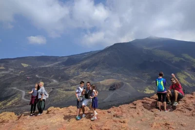 Scopri la lava dell’etna sotto i piedi, passeggia per il corso umberto di taormina e assapora i sapori siciliani in questa gita da messina con guida e trasporto inclusi.