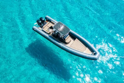 Cagliari, sella del diablo y calas secretas en barco: nada en aguas cristalinas, haz snorkel con equipo incluido, prueba vino casero y disfruta recogida fácil en la marina.