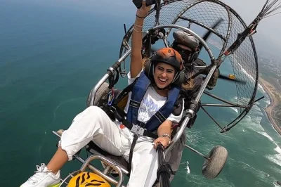 Feel the wind over lima’s costa verde cliffs with a motorized paragliding flight. fly with expert pilots, get an in-flight hd video, and enjoy easy takeoff.