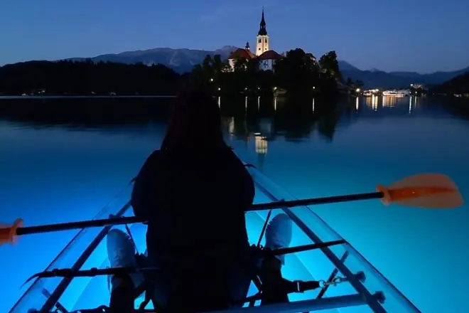 Lake Bled transparentes Kajak: Klare Sicht auf Schloss und Insel