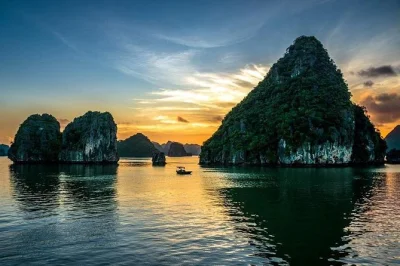Descubre de cerca los acantilados de piedra caliza de ha long bay en una excursión privada desde hanoi con paseos por cuevas, kayak en pueblos flotantes, almuerzo de mariscos y traslado incluido.