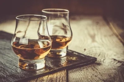 Descubre speyside, la cuna del whisky, con una excursión privada que incluye catas en tres destilerías, tours guiados por expertos y recogida en tu hotel. prueba, aprende y disfruta.