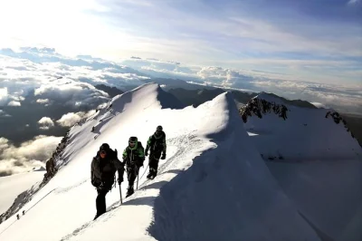Huayna potosí desde la paz: ascenso de 3 días con entrenamiento en glaciar, equipo incluido, guía experto y intento de cima con comidas.