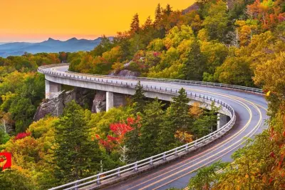 Jeep pela Blue Ridge Parkway com trilha até cachoeira em Asheville