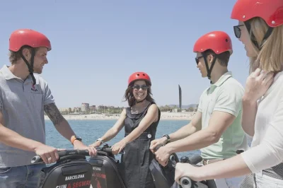 Scopri barcellona in segway: dal fascino della sagrada familia al mare, con guida locale, gruppi piccoli e tutto l’equipaggiamento incluso.