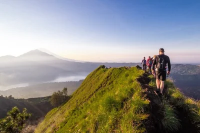Scopri l’alba sul monte batur a bali con transfer dall’hotel, guida locale e colazione cotta nel vapore del vulcano. tutte le tasse e acqua inclusi.