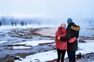 Découvrez la puissance de gullfoss, admirez strokkur en pleine éruption et marchez entre deux continents lors de cette excursion du cercle d'or au départ de reykjavik avec guide local et prise en c