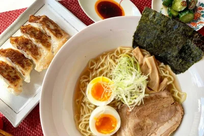 Kyoto, authentische ramen-brühe & hausgemachte gyoza in kleiner gruppe. lerne von yuki in ihrer küche, inklusive mittagessen mit echten rezepten.