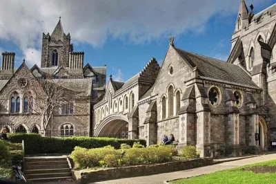 Conheça a christ church cathedral em dublin, explore sua cripta medieval e ouça histórias com áudio guia. ingresso incluso e entrada flexível.