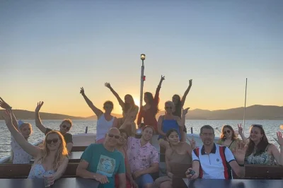 Sinta o verão dálmata em um passeio ao pôr do sol pela riviera de split. veja marjan, palácio de diocleciano, ilha de Čiovo, música a bordo, com champagne e equipe local.